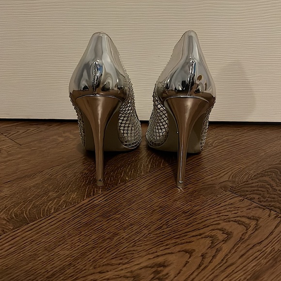 Closed toe silver coloured high heels with detailed sequins net work. - Picture 3 of 3